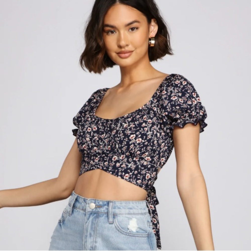 Windsor Floral obsession puffed sleeve Crop Top $3 if bundled with 2 more items